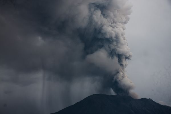 這是11月28日在印度尼西亞巴厘島拍攝的噴發(fā)火山灰的阿貢火山。新華社發(fā)