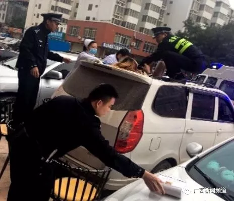▲女子跌落至一面包車車頂，民警和醫(yī)護(hù)人員將其救下。