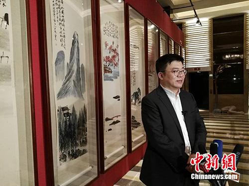 北京保利拍賣執(zhí)行董事趙旭在當(dāng)晚接受采訪。<a target='_blank'  _fcksavedurl='http://www.chinanews.com/' _fcksavedurl='http://www.chinanews.com/' >中新網(wǎng)</a>記者 宋宇晟 攝