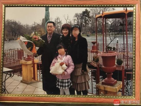 回國之前的張津華和王煥凱，兩個可愛的女兒，一家四口曾經(jīng)幸福的生活。