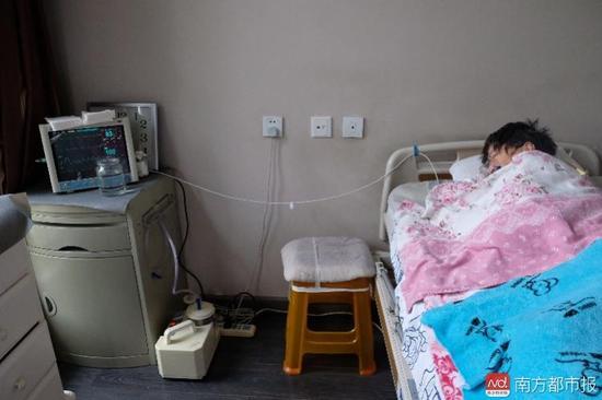 為了照顧張津華，家人把家里的房間變成了病房。氧氣管、心電圖、呼吸機、排痰機、鼻飼管、藥柜……（羅逸爵 攝）