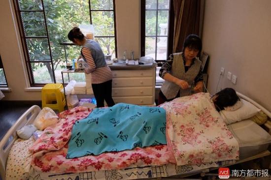 臥床九年不醒的張津華，家人雇傭了多名護工照顧，前后花了將近600萬。