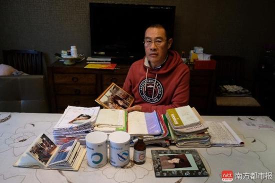 王煥凱及家人這些年照顧張津華做的護理記錄。（羅逸爵 攝）