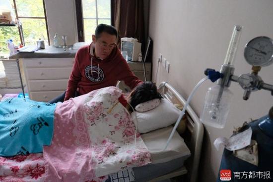 氧氣的轟隆聲，一刻不停地在這個家里“吵”了九年多。（羅逸爵 攝）