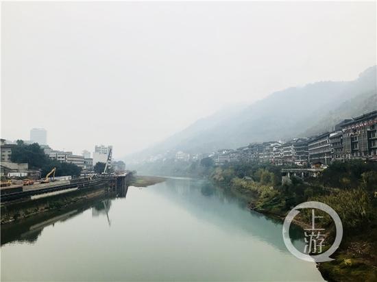 △赤水河兩岸的茅臺(tái)鎮(zhèn)有著超過2000家白酒經(jīng)營(yíng)戶。