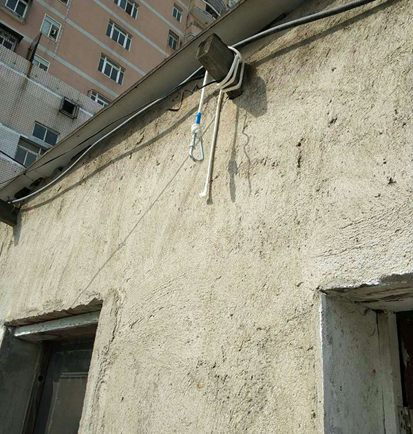 懸掛的登山繩子和房梁。