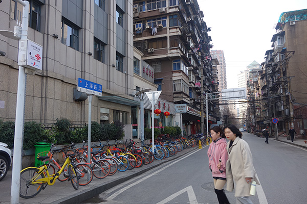 上海路的兩邊，大多是一些老房子。
