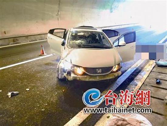 小車在龍巖高速隧道內(nèi)翻車，擋風玻璃脫落。 臺海網(wǎng) 圖