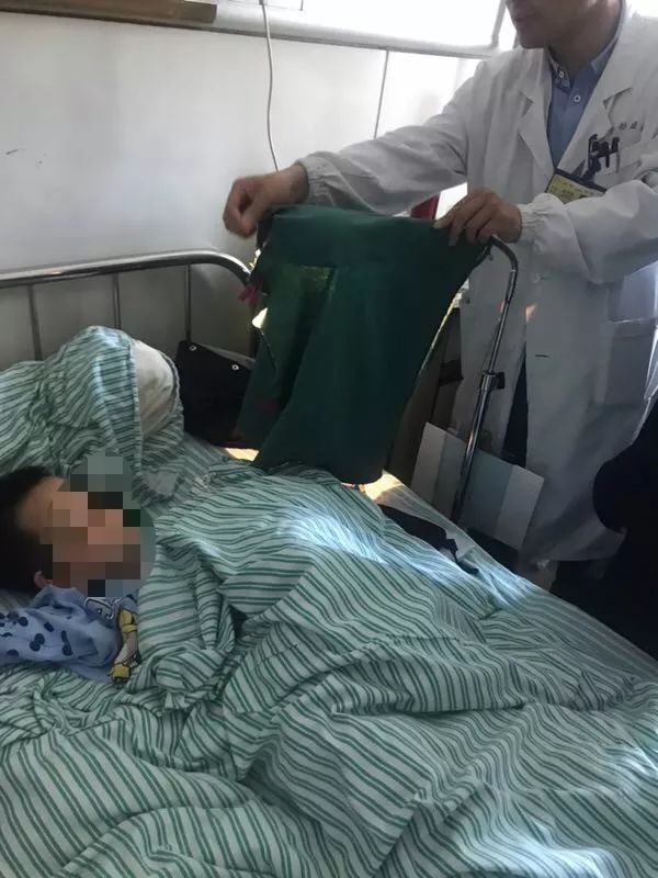 嚇哭！6歲男孩被夾斷手指 罪魁禍?zhǔn)拙故切７? oldsrc=