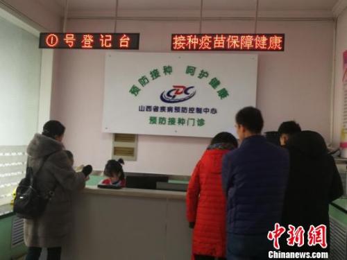 當(dāng)日，山西省疾病預(yù)防控制中心門診部擠滿了前來接種和咨詢四價(jià)宮頸癌疫苗的女性。 范麗芳 攝