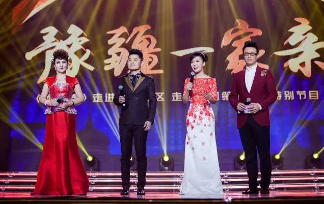 主持人：白燕升、龐曉戈、關(guān)楓、熱娜·古麗（從右到左）