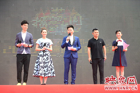 電視臺(tái)主持人與電臺(tái)主播搭檔主持，讓人耳目一新