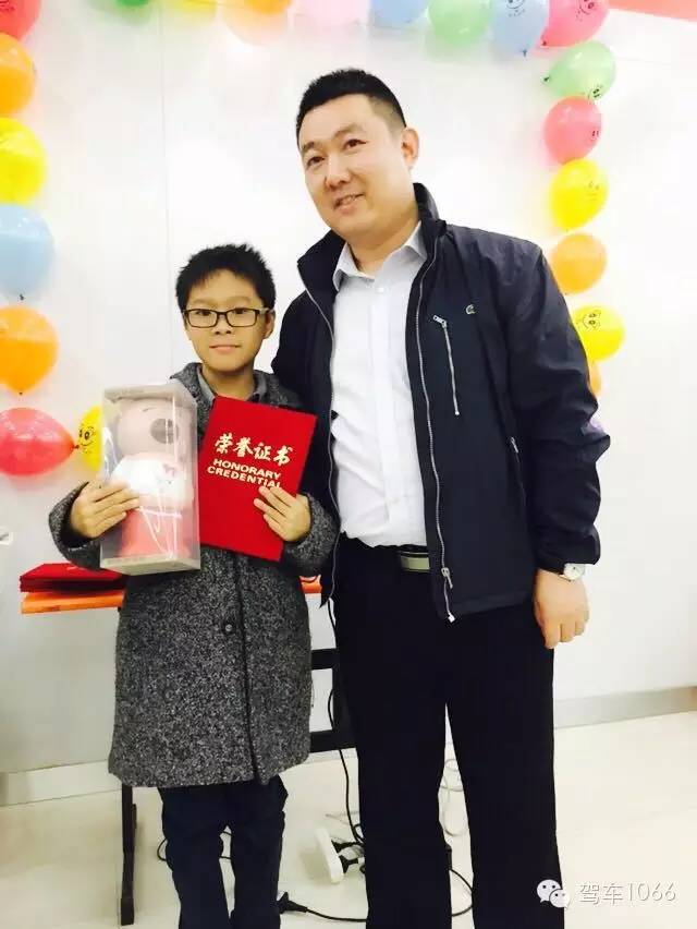 我是小小銀行家，來跟行長合個影哦