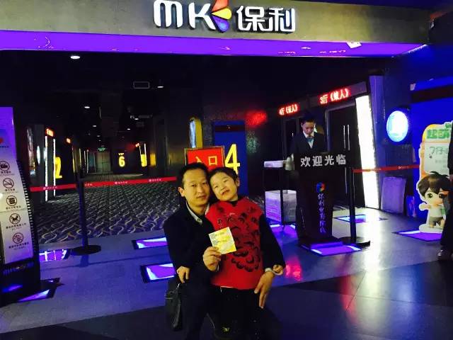 再來看兩個萌娃，表情都好有戲！