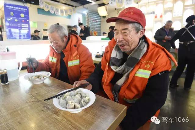部分環(huán)衛(wèi)工在下班后來(lái)到76人老燴面吃到熱乎乎的餃子。