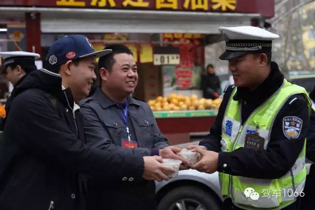 新華社攝影記者李博，也隨我們1066小分隊(duì)一路同行他也為我們記錄下了一幕幕溫暖的瞬間。
