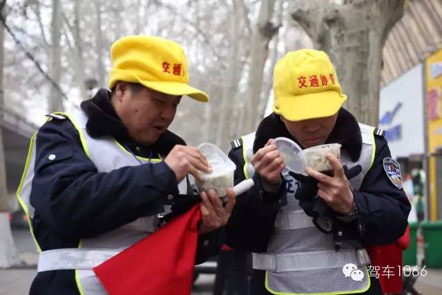 1066小分隊(duì)和志愿者來(lái)到金水路文化路，給這里執(zhí)勤的交警和協(xié)管送去暖心餃子。