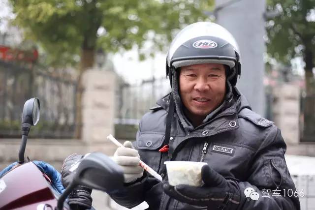 1066小分隊(duì)來(lái)到紫荊山（摩的司機(jī)、出租車司機(jī)、市民)，給他們送去餃子。