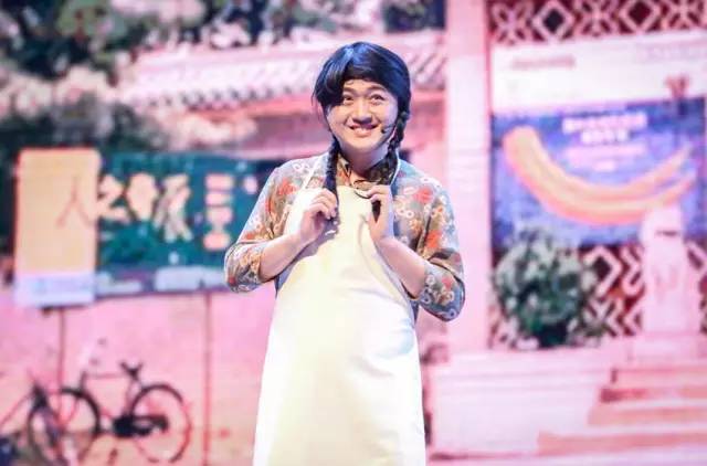 小品《那些年我們錯(cuò)過的一支舞》，主播樂天、張嵩的裝扮你給打幾分？