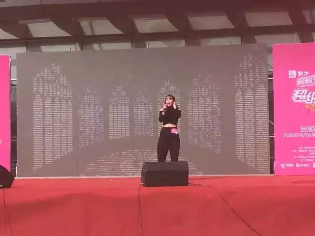這pose一看就是在飆高音，猜猜看她唱的是哪首歌？