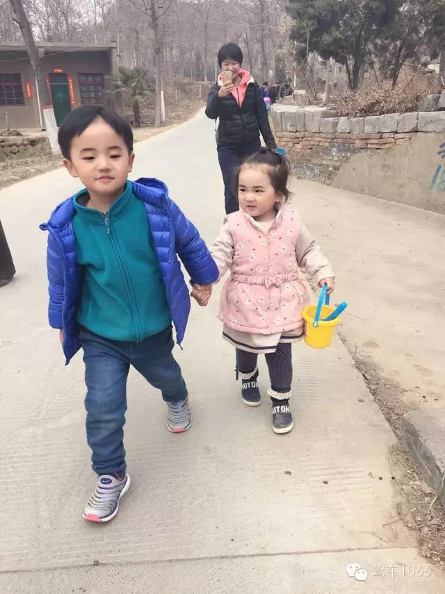 哥哥帶著妹妹跑著去植樹！