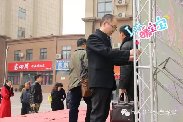 寒江副總監(jiān)親力親為，事無巨細(xì)。偶像真是暖暖惹人愛呢！