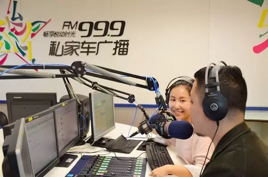 美女嘉賓來做客直播間，麥姐看莫非的眼神，嘖嘖，愛一個人是什么感覺？