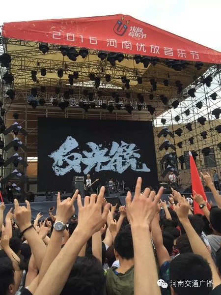 這么多朋友！默契的舉著一個(gè)手勢(shì)！
