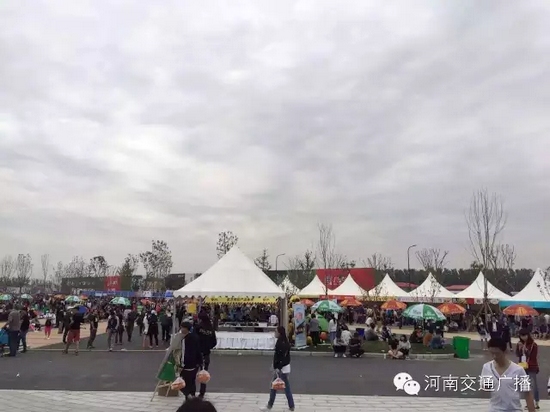 雖然天空已經(jīng)烏云密布，但大家的熱情絲毫不減！