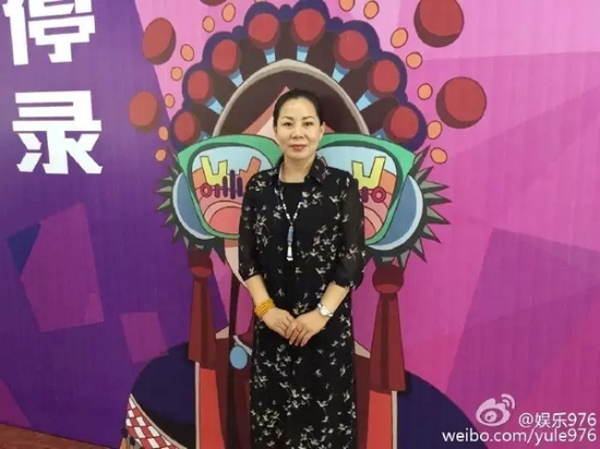 河南大愛劇團代表張艷紅講述自己帶領團里的演員參與挑戰(zhàn)的故事。
