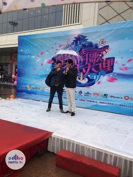 這位男士向遠(yuǎn)在家鄉(xiāng)的妻子隔空表白，勇氣真是大大的，您對(duì)妻子的愛(ài)，已經(jīng)超越萬(wàn)水千山。