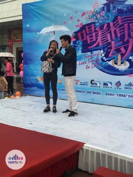 這是一位在校大學(xué)校，暗暗的喜歡純純的愛(ài)。