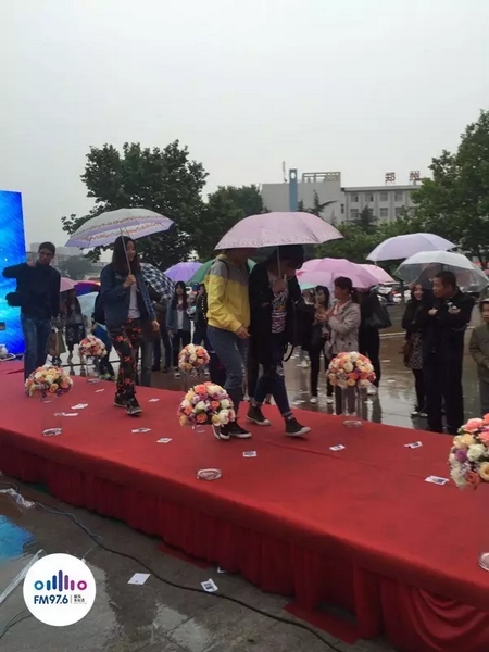 　　好友從屏幕后面走出來(lái)，他們特意從陜西、平頂山趕來(lái)為兩人送出祝福。