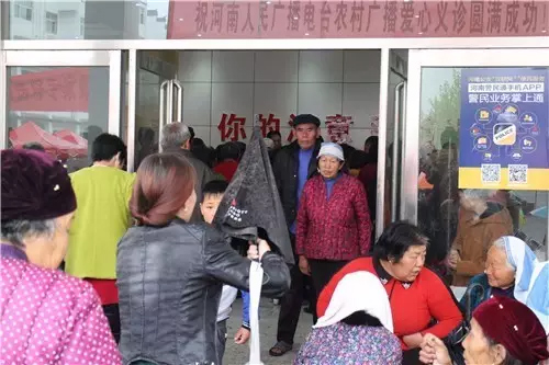 現(xiàn)場(chǎng)真是的人山人海，只能用太火爆三個(gè)字形容了！