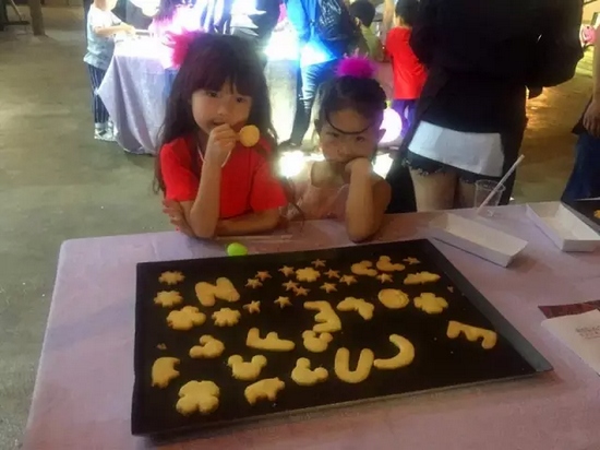 烤制好的餅干，發(fā)揮想象力，畫上美麗的圖案