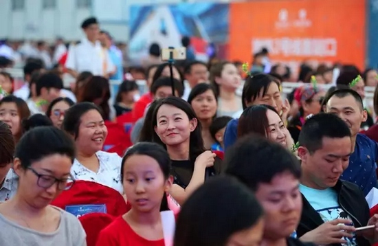 正是你們的笑容，才讓我們有了繼續(xù)前行的動力，哪怕風(fēng)雨兼程。