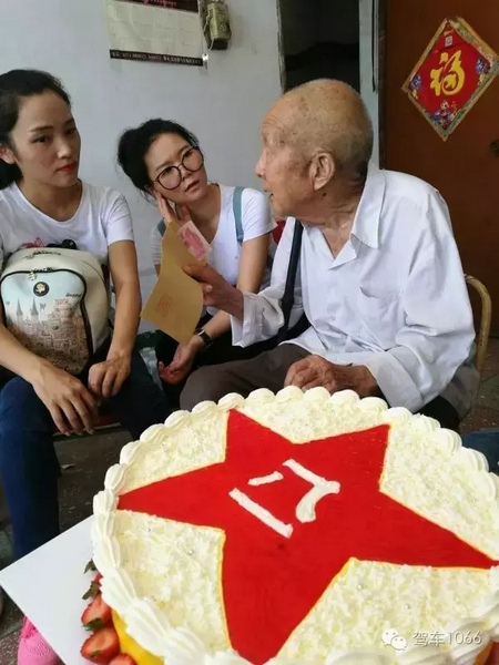 二姐們認(rèn)真聽(tīng)老兵講抗戰(zhàn)的故事，老人年事已高，記憶都是轟炸！轟炸！轟炸！
