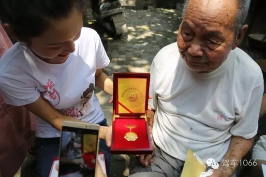 老兵聽(tīng)不到我們?cè)谡f(shuō)什么，今年98了。