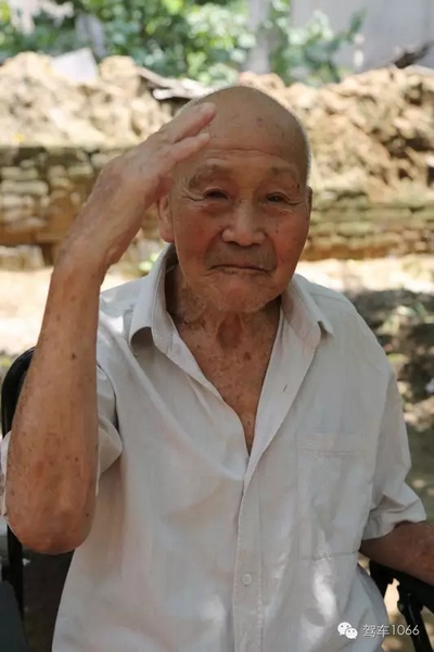 老兵身子骨不行了，九十多歲了……也許軍禮不那么標(biāo)準(zhǔn)了，但是這一幕還是感動(dòng)到了我們……