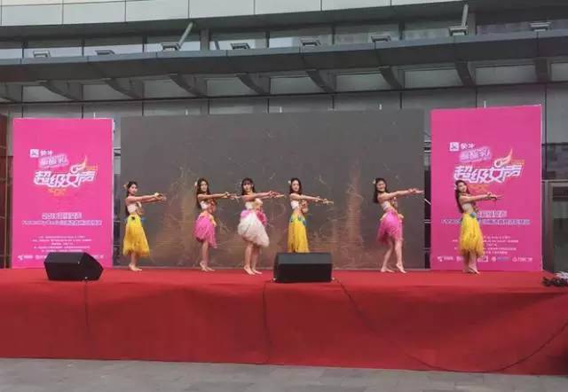 伴隨著舞蹈演員們的開(kāi)場(chǎng)，比賽在上午10點(diǎn)半正式拉開(kāi)序幕