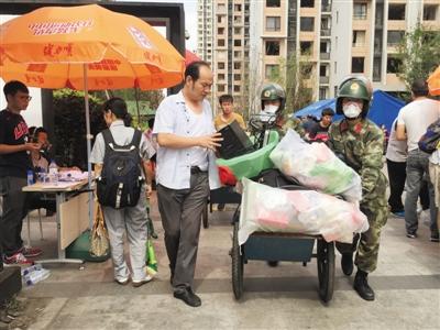 9月8日，天津濱海海港城小區(qū)，武警幫助居民搬東西。