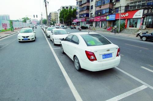 鄭州首創(chuàng)“內(nèi)嵌式”停車位長(zhǎng)啥樣？ 市民直呼沒(méi)見(jiàn)過(guò)