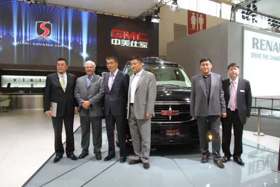 北京國際車展上，全新GMC S系列頂級商務(wù)車在亞太區(qū)首發(fā)。圖為企業(yè)領(lǐng)導(dǎo)與新車合影。