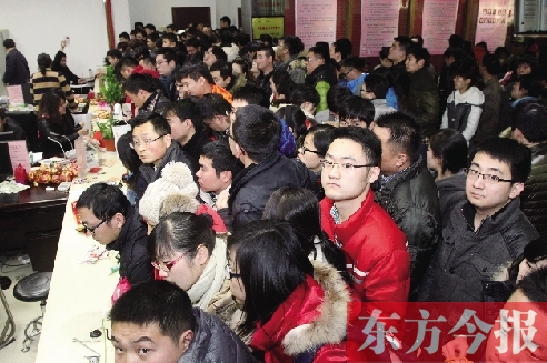 昨日上午，鄭州市金水區(qū)民政局婚姻登記處，領(lǐng)證的新人擠滿了辦證大廳