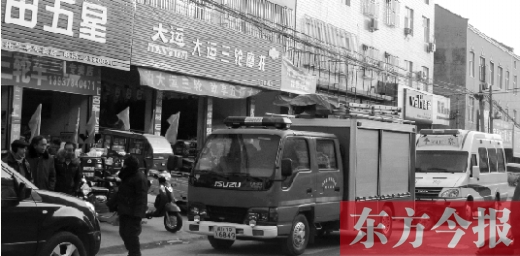 火災(zāi)發(fā)生后，袁厲害家門前的大路上停滿了消防車和警車
