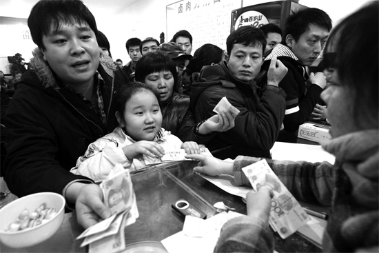 1月30日，李剛小面館收銀臺前，更多的市民大量買走“面卡”帶回家去