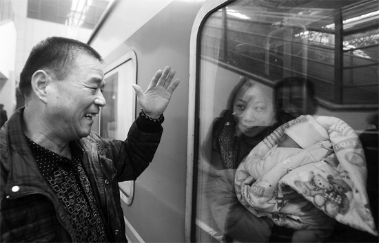 車要開了，史振星揮手向女兒懷中的外孫告別。女兒帶著剛剛出生43天的孩子，要到千里之外湖南的婆婆家過新