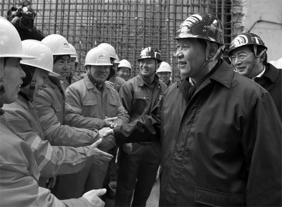 除夕前一天，習近平到北京地鐵8號線南鑼鼓巷站施工工地慰問農民工和技術人員