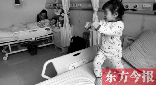2月7日，春節(jié)前的第3天，雖然傷口很是疼痛，但3歲女兒可愛的“騎馬舞”是李剛最好的“止痛藥”
