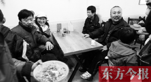 1月26日，坐著輪椅的袁海軍再次出現(xiàn)在李剛的面館，這次和他同來的是他的3位殘疾人朋友